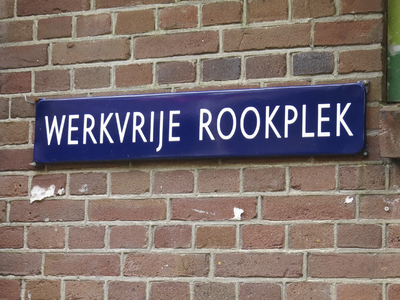 908141 Afbeelding van het bordje 'WERKVRIJE ROOKPLEK', opgehangen in de Korte Koestraat te Utrecht tegenover café ...